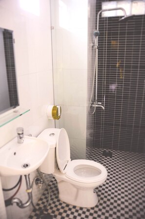 Standard Double Room | Bathroom | Shower, free toiletries, hair dryer, slippers - Thanh Nhan 2 Hotel (Da Nang)