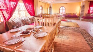 يتم تقديم الغداء والعشاء 