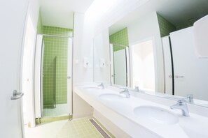 Gemeinsamer Standard-Schlafsaal, Gemischter Schlafsaal, eigenes Bad (14-bed dorm) | Badezimmer | Dusche, Handtücher
