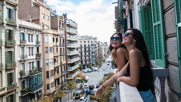 Panorama urbano con edificios de varios pisos, balcones y vista de la calle.