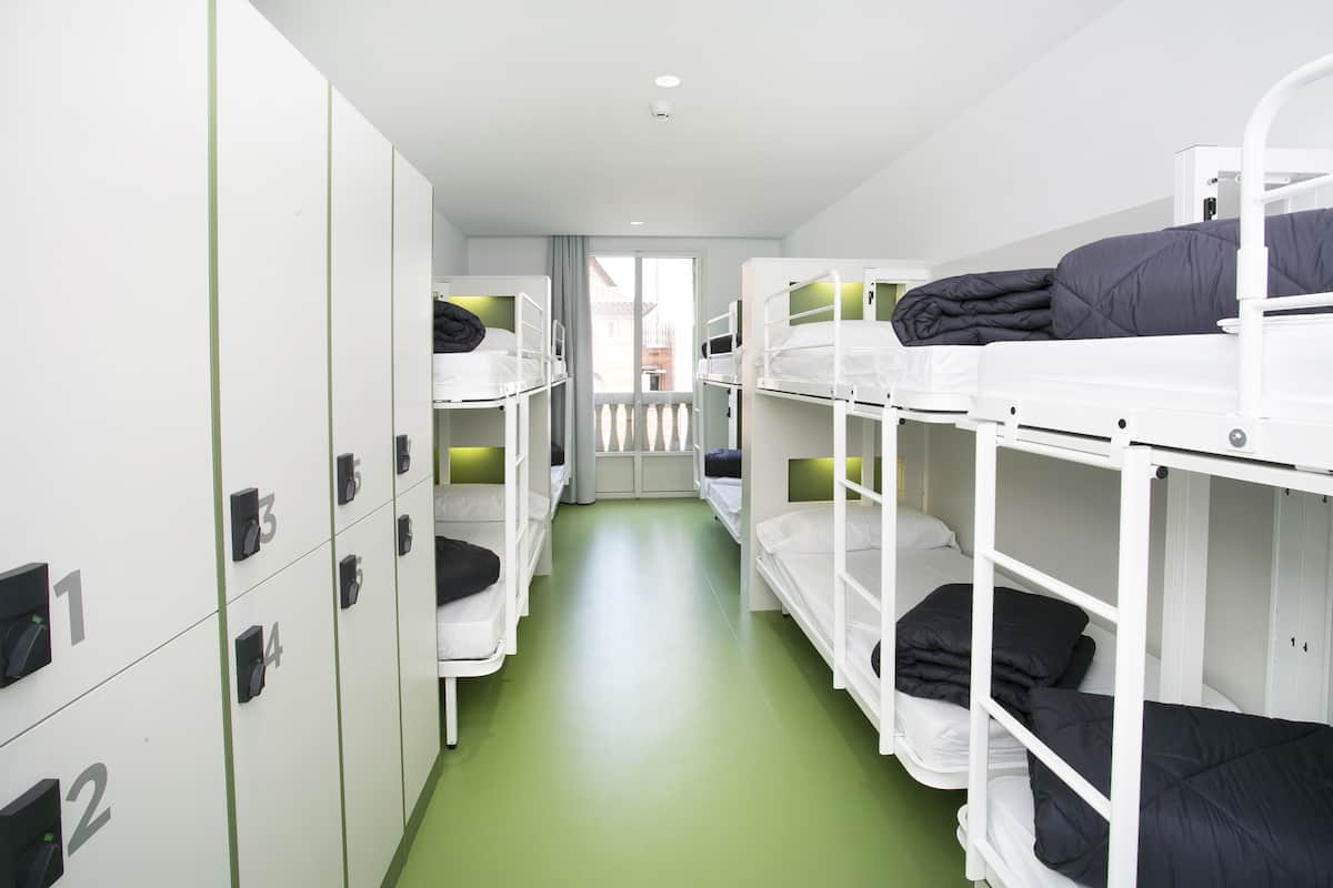 Caja fuerte, cortinas opacas, wifi gratis y ropa de cama