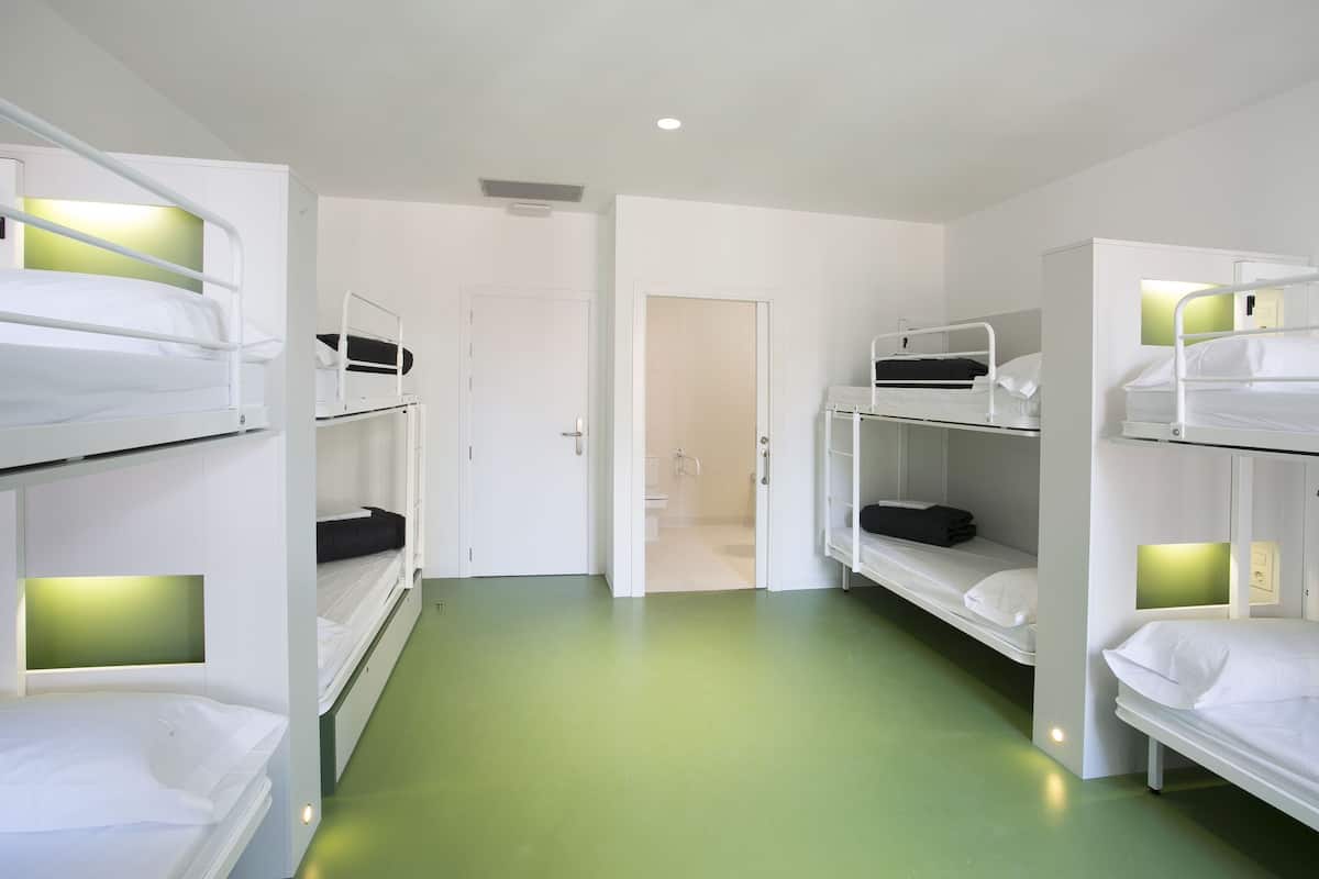 Caja fuerte, cortinas opacas, wifi gratis y ropa de cama