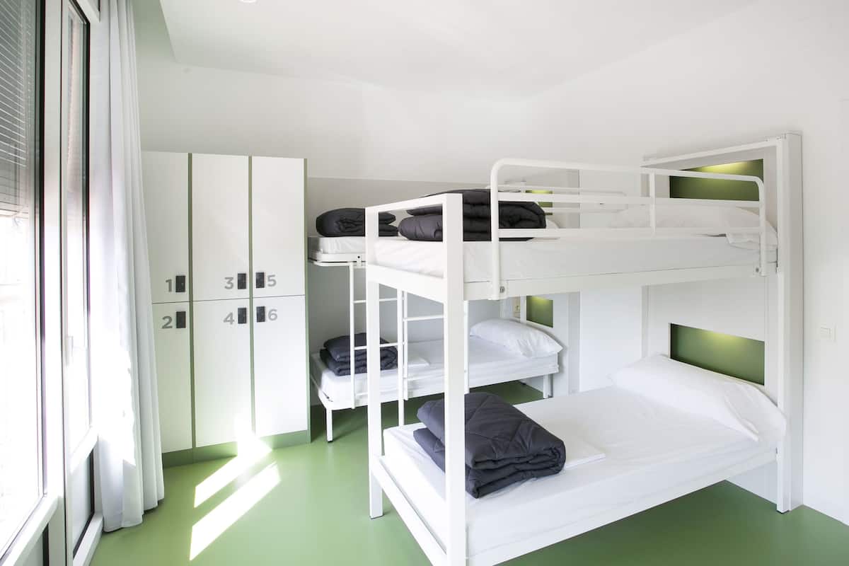 Caja fuerte, cortinas opacas, wifi gratis y ropa de cama