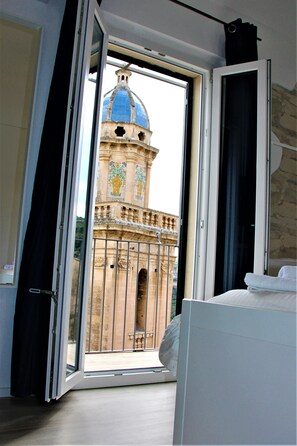 Deluxe-Doppelzimmer, Balkon | Italienische Bettbezüge von Frette, hochwertige Bettwaren