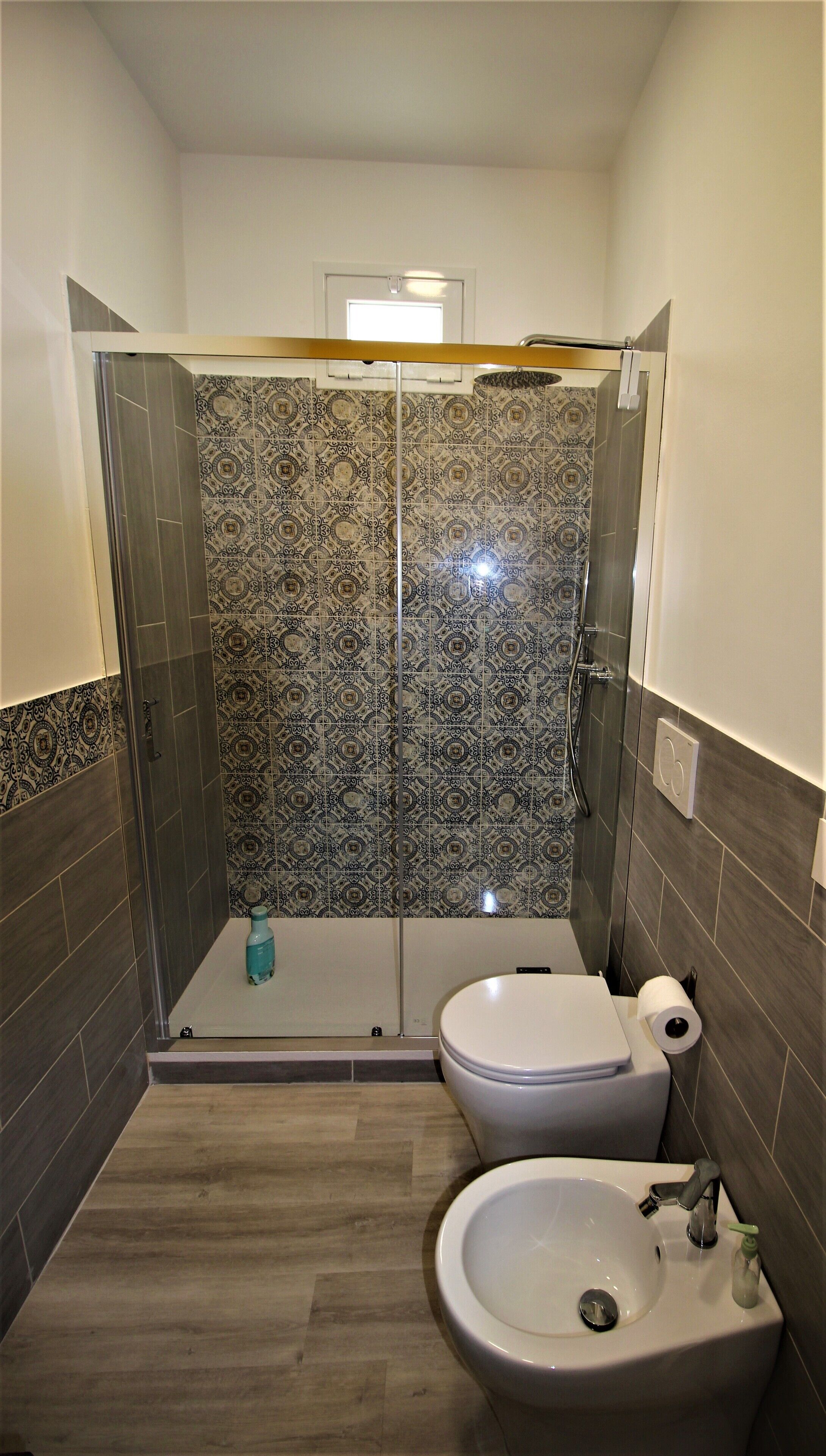 Ein Badezimmer mit Dusche, Toilette und Waschbecken.