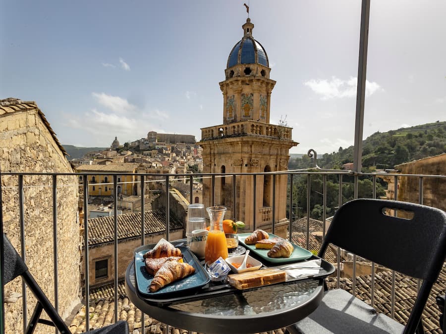 Frokost med lokale retter er inkludert hver dag