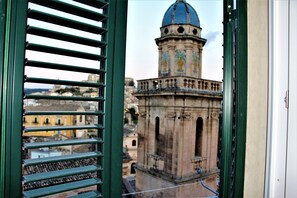 Deluxe-Doppelzimmer, Balkon | Italienische Bettbezüge von Frette, hochwertige Bettwaren