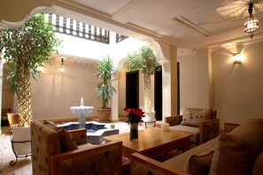 Coin salon dans le hall