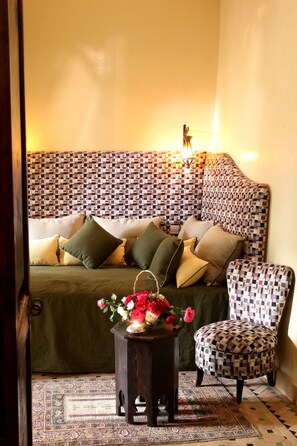 标准双人房 | 高档床上用品、隔音、免费 WiFi、床单