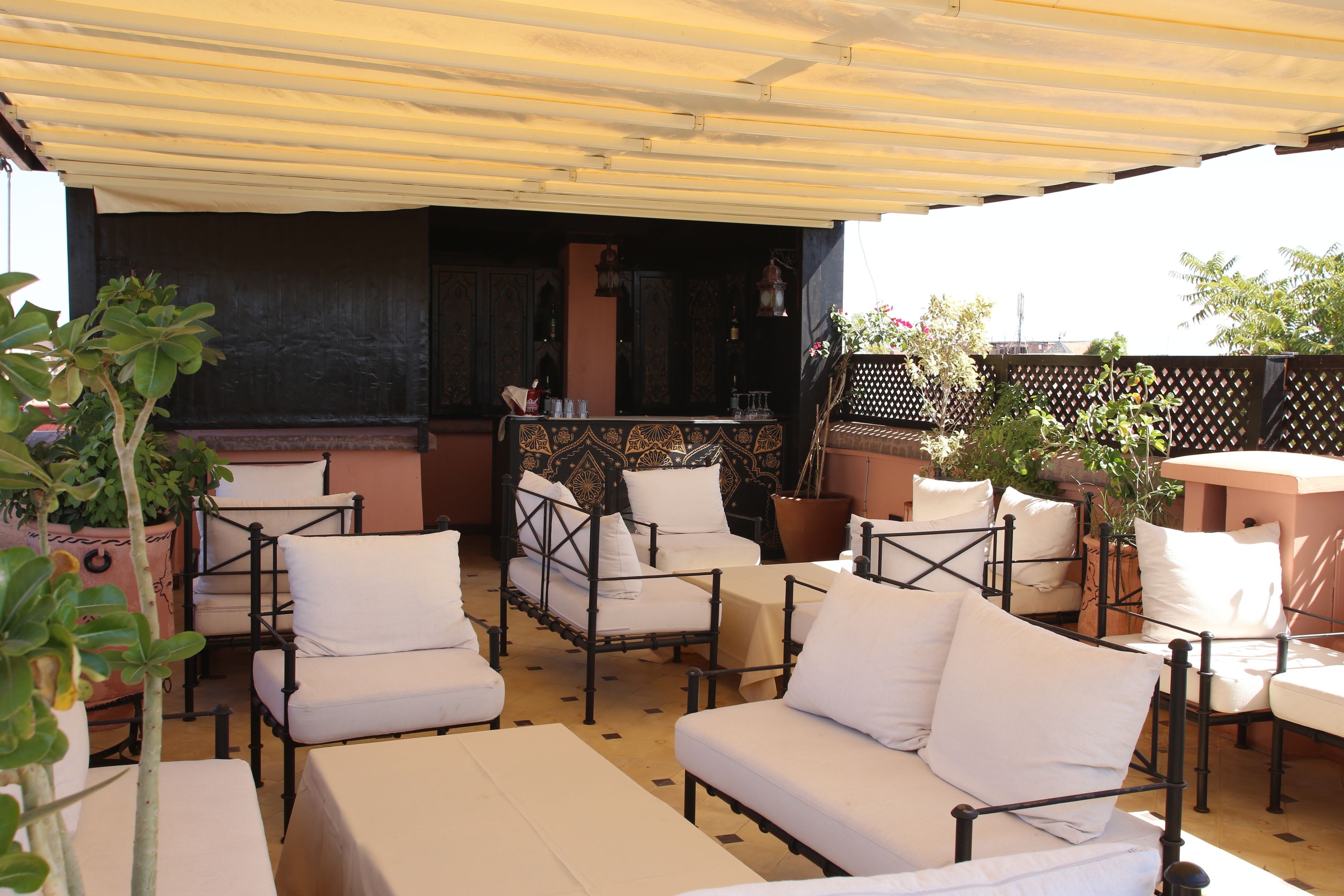 2 bars/lounges