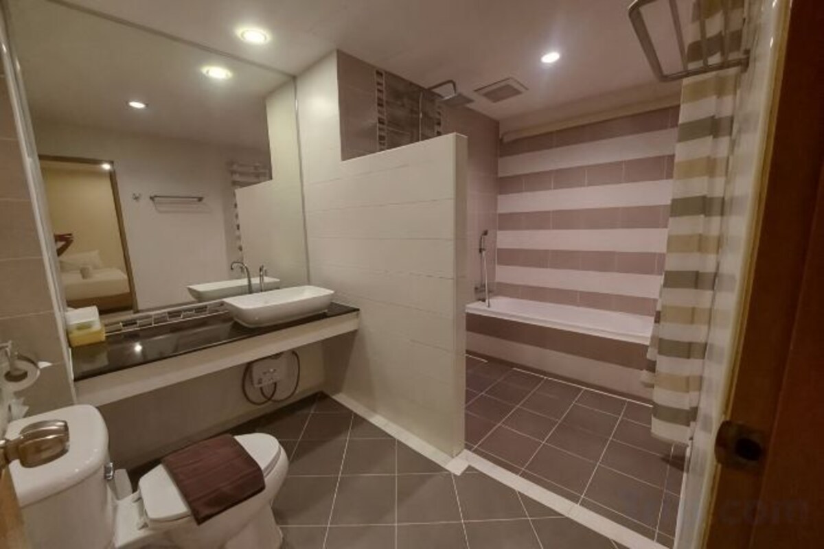 Bathroom | Free toiletries, bidet, towels