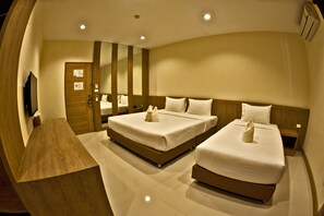 Triple Room | Desk, free WiFi