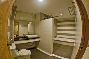 Habitación cuádruple Confort, bañera | Baño | Artículos de higiene personal gratuitos, bidé y toallas