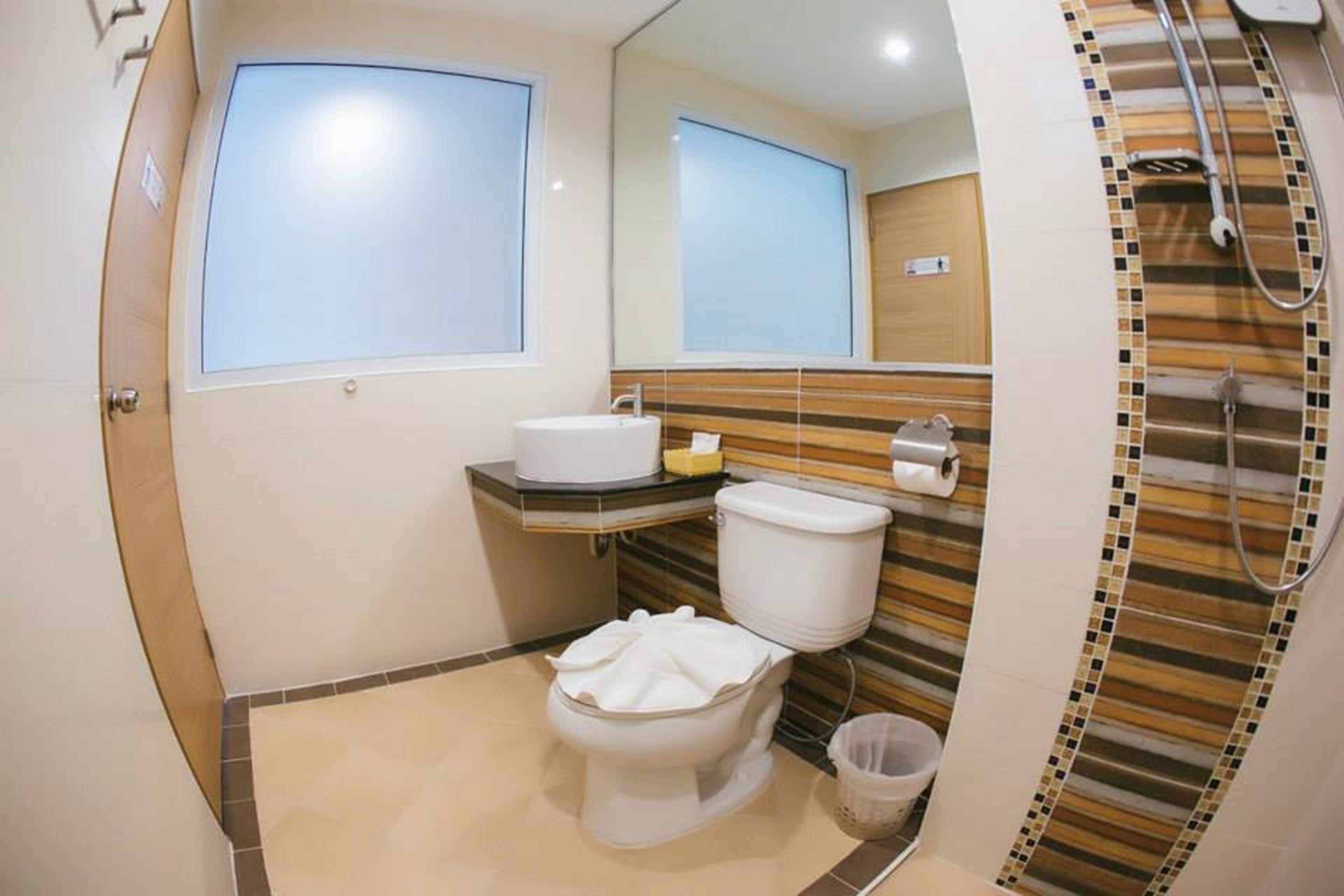standard twin room, 2 single beds | bathroom | free toiletries, bidet, towels