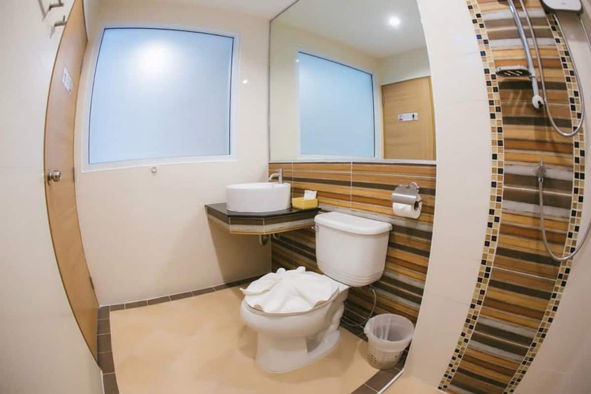 standard twin room, 2 single beds | bathroom | free toiletries, bidet, towels