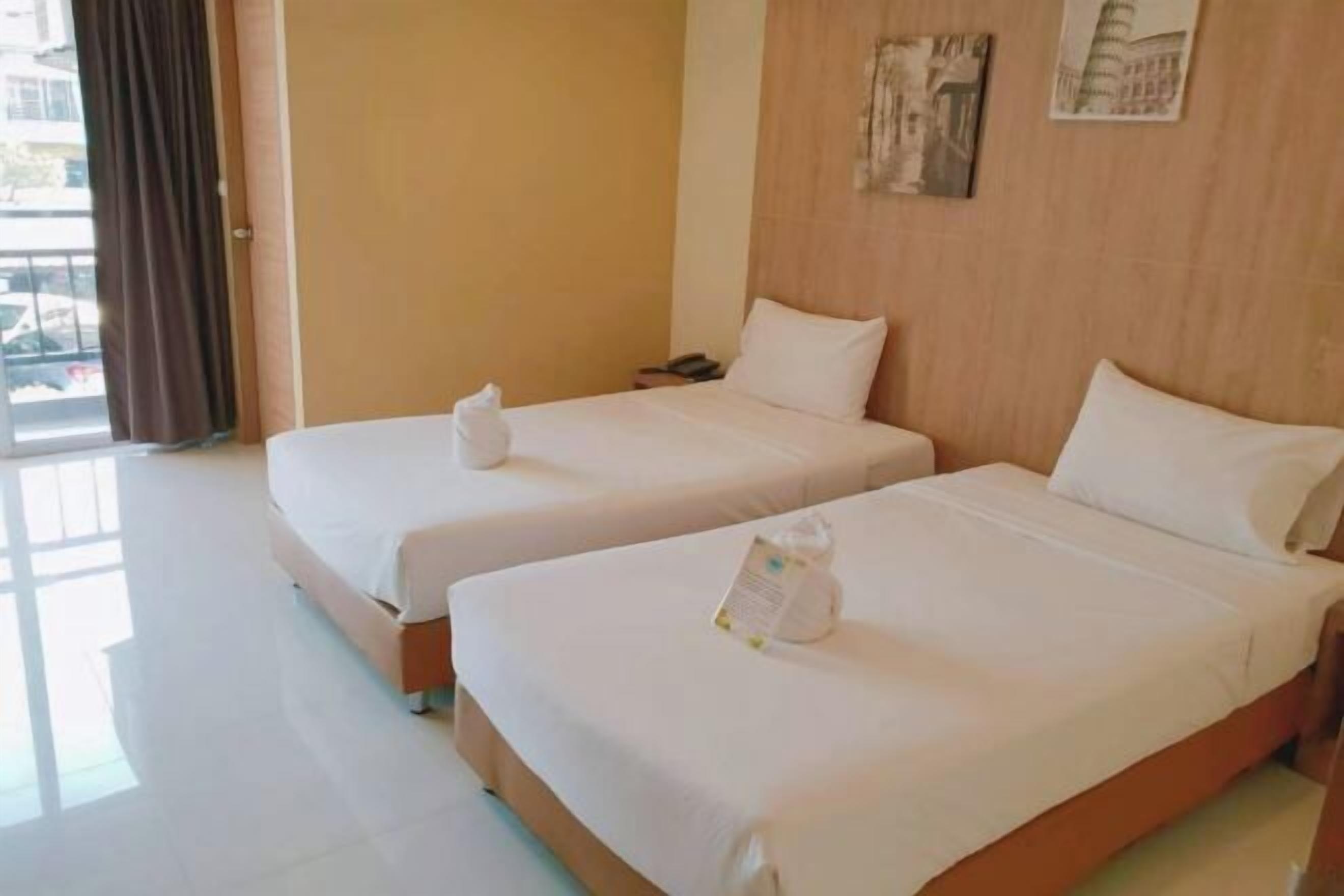 Minibar, desk, free WiFi