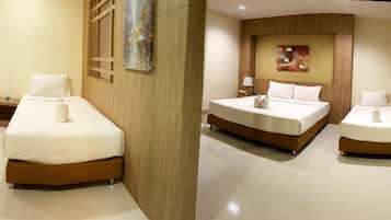 Kamar Quadruple Comfort, bathtub | Minibar, meja kerja, dan Wi-Fi gratis