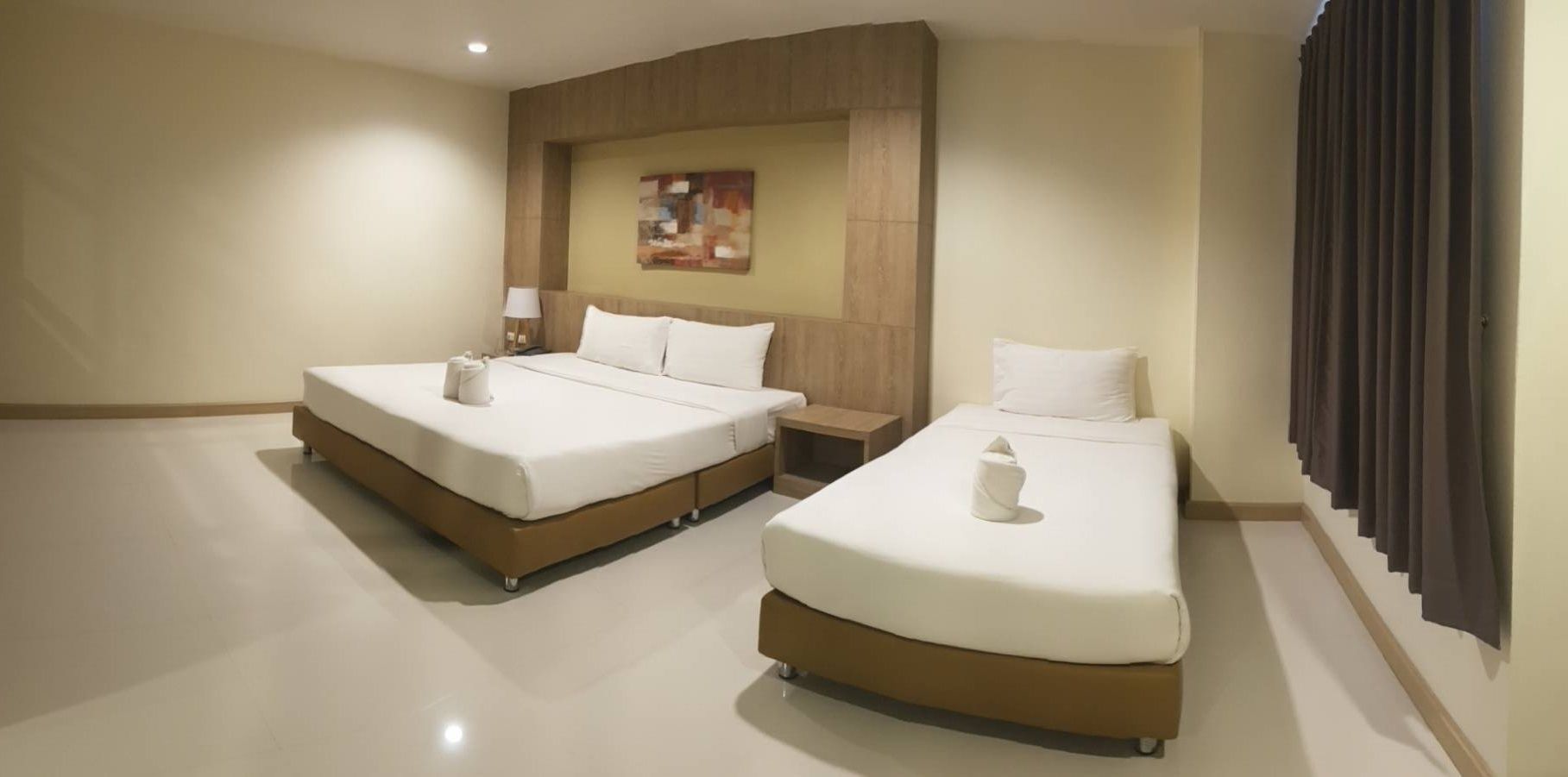 comfort quadruple room, bathtub | minibar, desk, free wifi