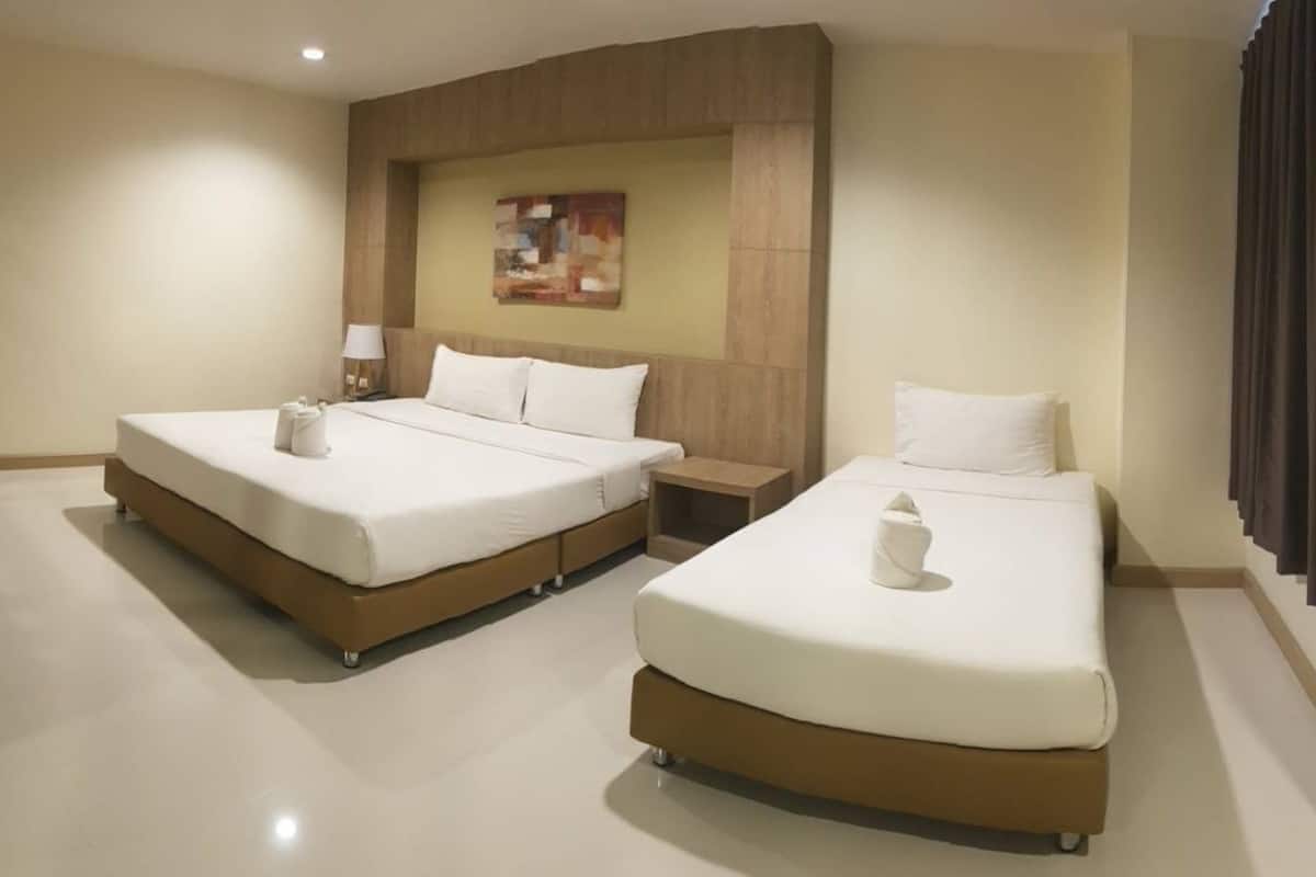comfort quadruple room, bathtub | minibar, desk, free wifi