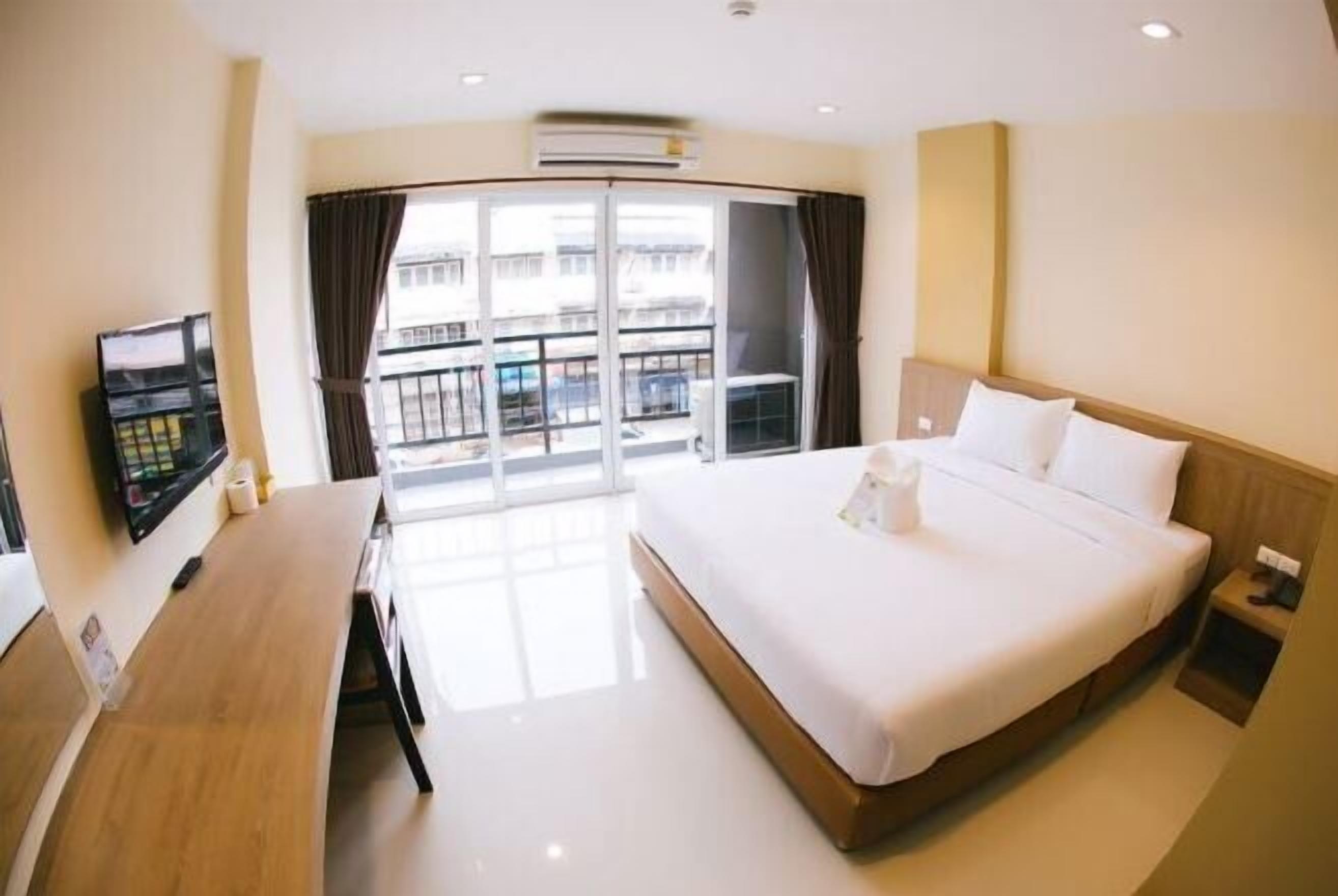 Minibar, desk, free WiFi