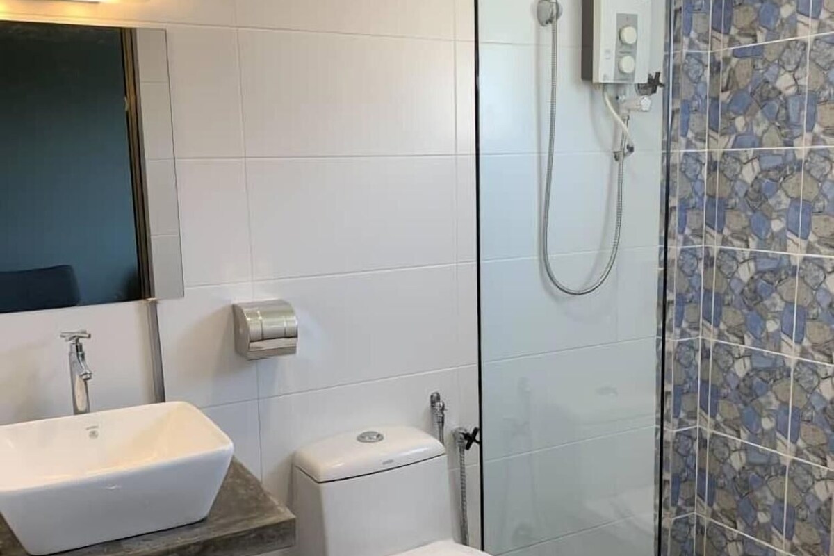 Ein Badezimmer mit Waschbecken, Toilette und Dusche.