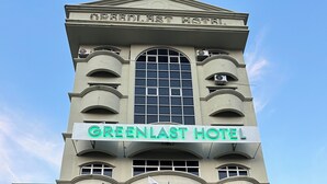 La façade de l’hôtel Greenlast, avec une enseigne indiquant le restaurant japonais situé en dessous.