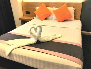 Daisy Standard Room | Desk, free WiFi - Greenlast Hotel (Kuantan)