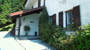 ฝ่ายต้อนรับ