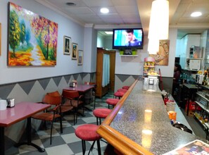 Sarapan, makan tengah hari, makan malam dihidangkan; masakan serantau 