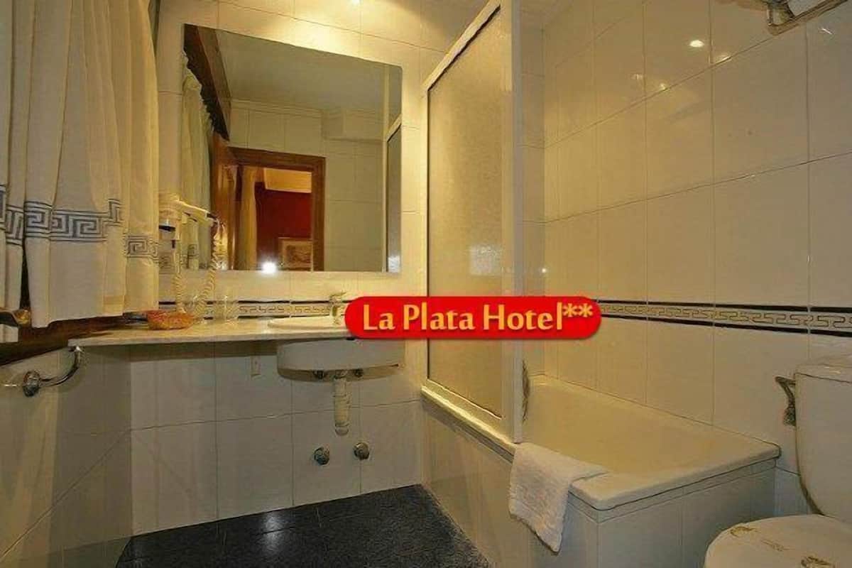 Luxe beddengoed, een kluis op de kamer, een bureau
