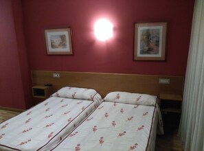 Premium bedding, in-room safe, desk, iron/ironing board - Hotel Fuente La Plata (Oviedo)