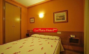 Premium bedding, in-room safe, desk, iron/ironing board - Hotel Fuente La Plata (Oviedo)
