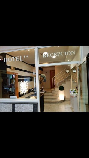 Check-in/check-out kiosk