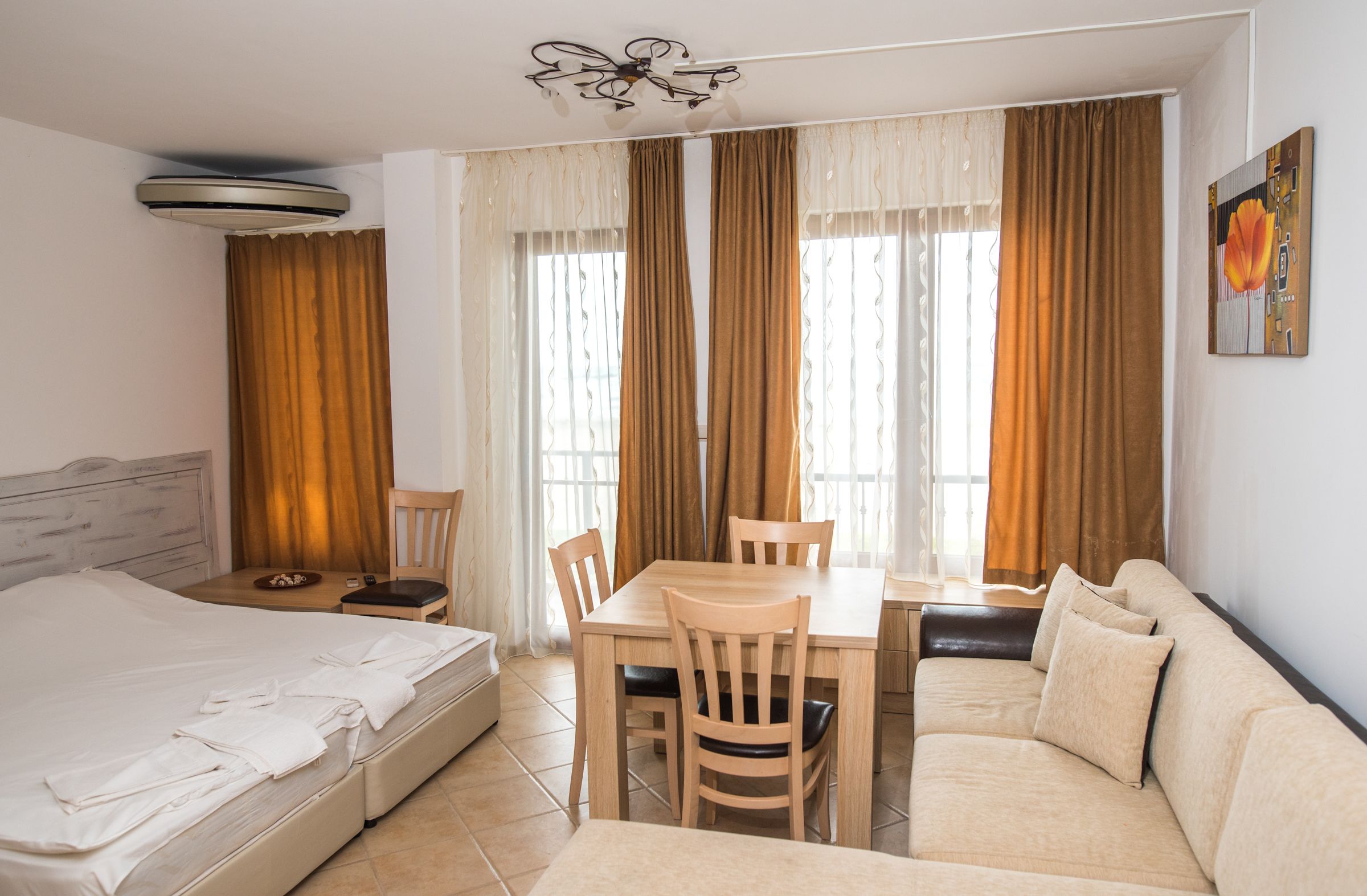 standard studio, sea view | living room | tv