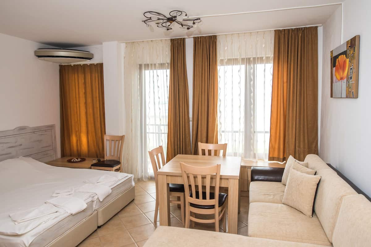 standard studio, sea view | living room | tv