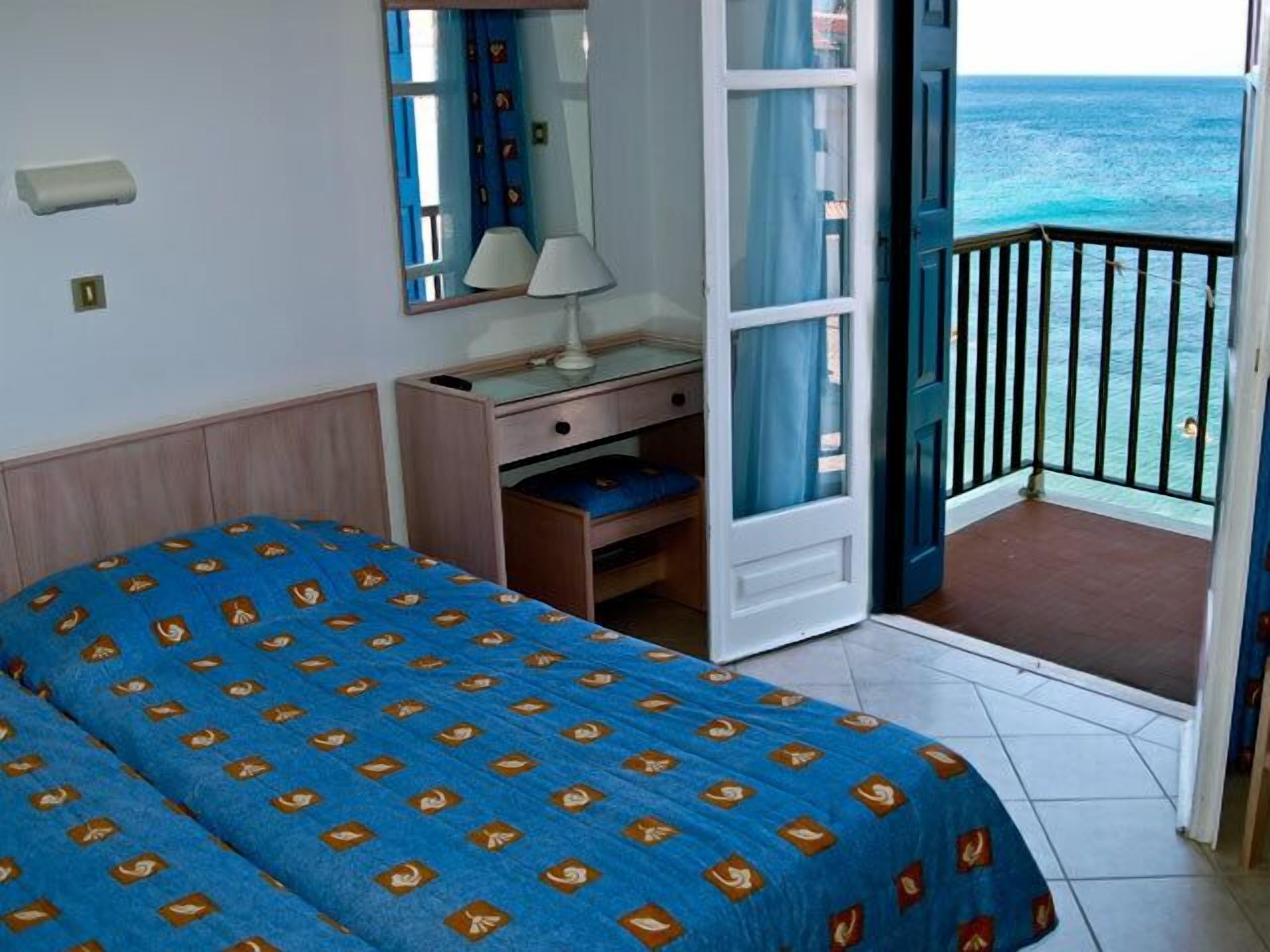 Twin Room, Sea View | Minibar, in-room safe, blackout drapes, soundproofing