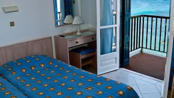 Habitación con 2 camas individuales, vista al mar | Minibar, caja de seguridad en la habitación y cortinas blackout