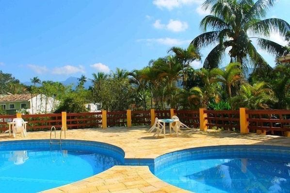 Piscina externa, espreguiçadeiras