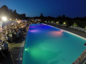 Seasonal outdoor pool, open 9 AM to 7 PM, pool umbrellas, pool loungers - Le Onde Resort (Viterbo)
