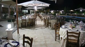 3 restaurants; lunch and dinner served