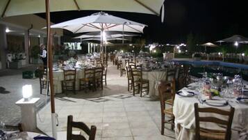 3 restaurantes, se sirven comidas, cenas y cocina italiana
