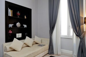 Junior suite | Luxe beddengoed, een minibar, een kluis op de kamer, een bureau