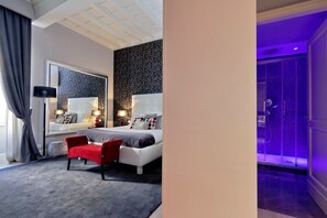 Junior suite | Badkamer | Een douche, gratis toiletartikelen, een haardroger, een bidet