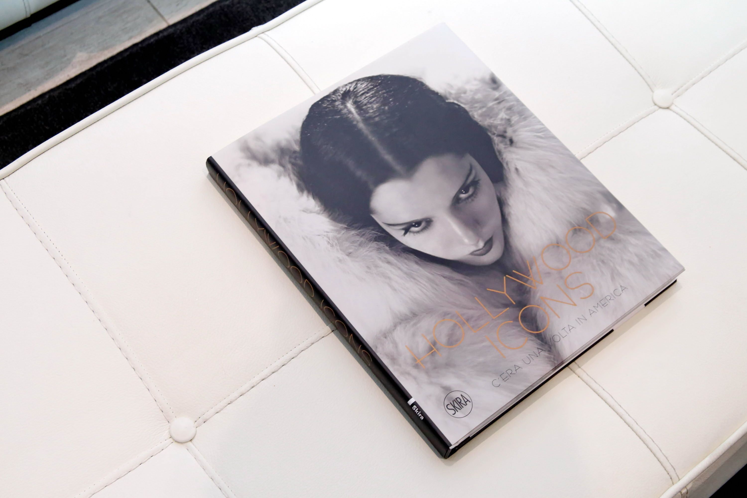 Een boek met de titel 'Hollywood Icons' op een witte, beklede ondergrond.