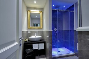 Dusche, kostenlose Toilettenartikel, Haartrockner, Bidet
