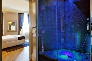 Ducha, artículos de tocador gratuitos, secador de pelo, bidet