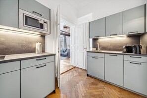 Two-Bedroom Suite | Cocina privada | Refrigerador, microondas, horno y parrilla de estufa