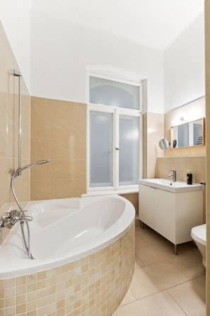 Two-Bedroom Suite | Baño | Regadera, secadora de cabello, toallas