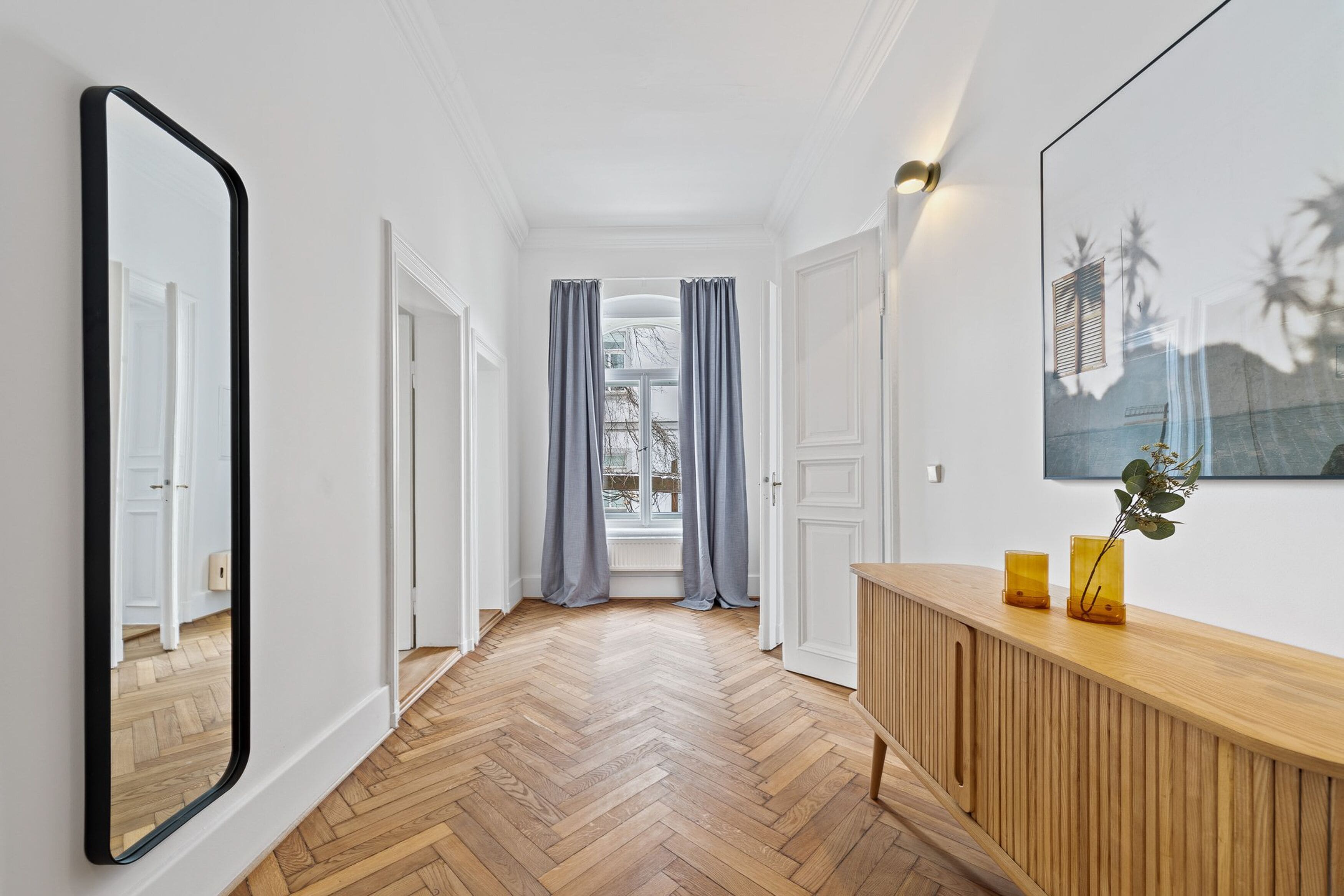 Two-Bedroom Suite (Ground Floor) | Zona de estar | Una televisión de pantalla plana, un reproductor de DVD