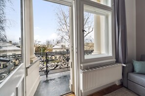 Two-bedroom Suite + balcony | Terrace/patio - Limehome Dresden Antonstraße (Dresden)